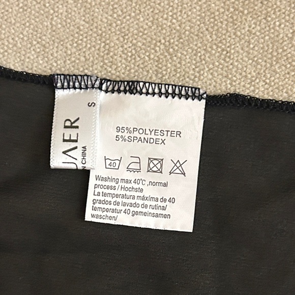 Elegant Black Women's Sarong - Picture 4 of 6